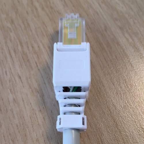 De toolles connector dichtknijpen